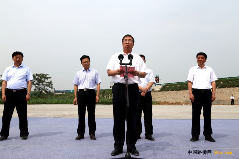 圖為中國鐵建總裁莊尚標在合銅、吳華高速公路項目開工儀式發(fā)表重要講話